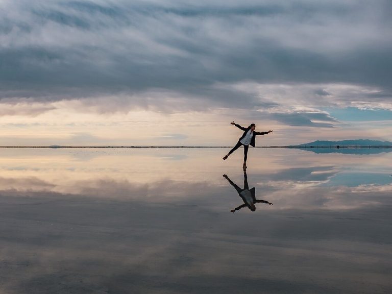1280px-Water_sky_reflection_(Unsplash)