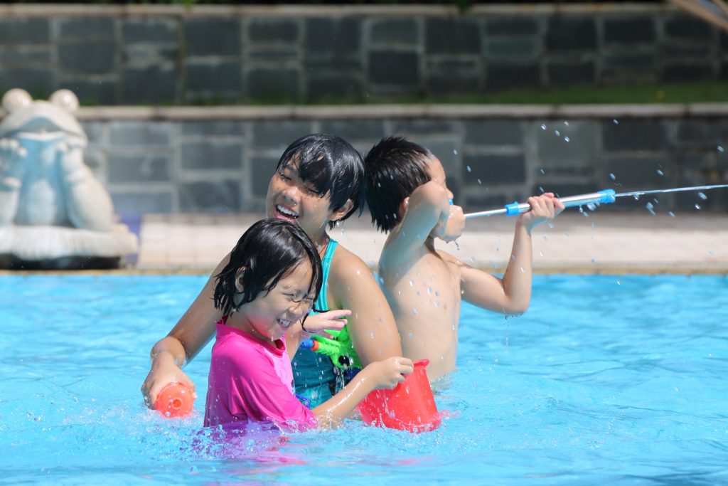 kids at waterpark